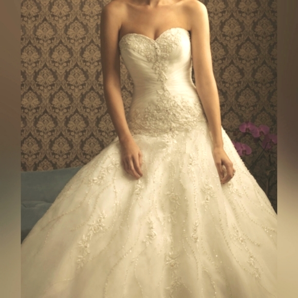 Allure Signature, Classice Ivory, Wedding Gown, Size 18, Swarovski Crystals - Picture 3 of 16